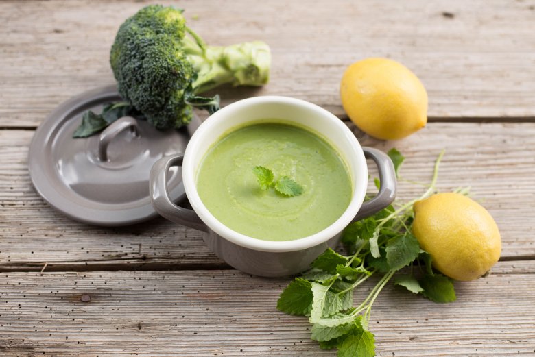 Brokolijeva juha z avokadom in meto